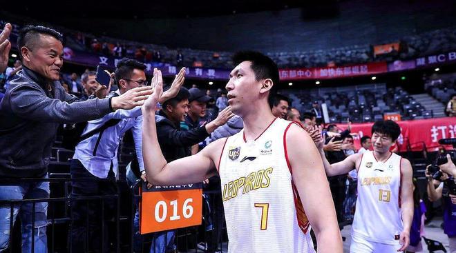 亚博体育-纽约尼克斯训练开放日；清晨临场应变引欢呼；CBA季后赛在即；控场能力受关注